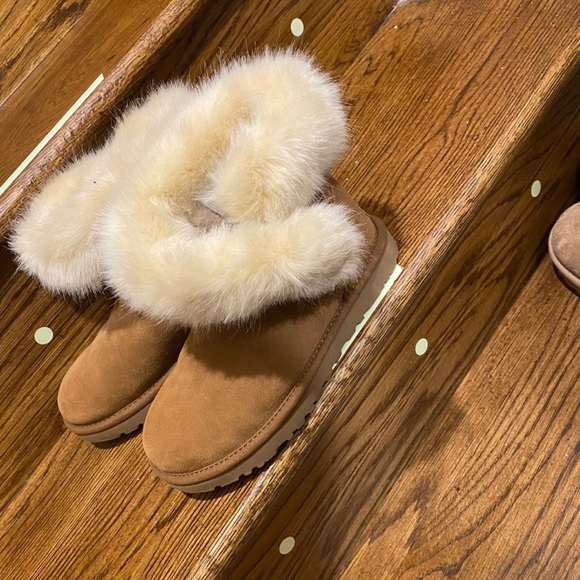 Like New Ugg Size 5 I No Longer Want. - Picture 2 of 4